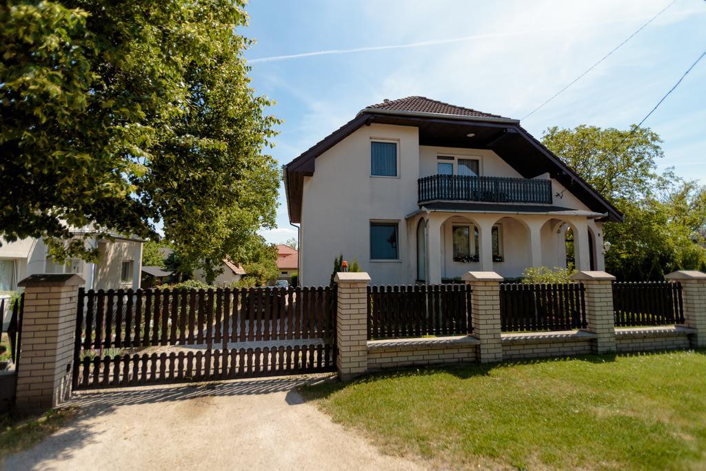 Zsuzsa Apartman Gyenesdiás Exterior foto